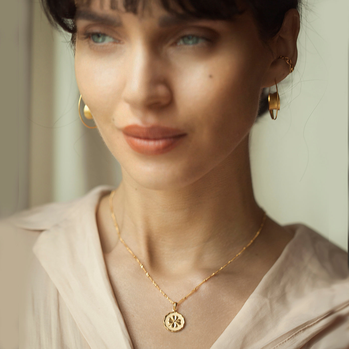 Modell Wearing Gold Four-Leaf Clover Necklace