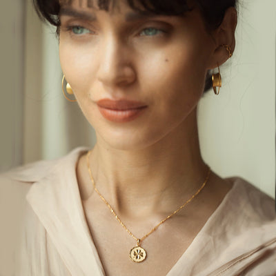 Modell Wearing Gold Four-Leaf Clover Necklace